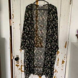 Carly Jean Los Angeles Black Floral Kimono